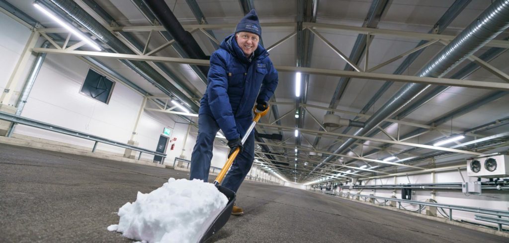 Test World brings first round of snow into new indoor facility Test World brings the first round of snow into new indoor facility