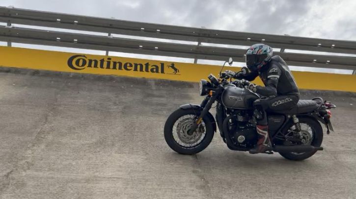 Continental wins retro bike tire test Triumph Bonneville T120 with winning Continental tires takes a cambered turn in the Motorrad tests
