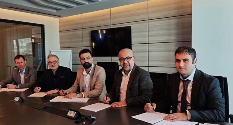 Troester and Otomasyon representatives sign a contract for the acquisition of the Turkish company Otomasyon by the German manufacturing company.