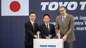 From left Atsushi Saito, Chargé d’Affaires ad interim of Japan to Serbia; Satoru Moriya, Director of TOYO TIRE; President Aleksandar Vučić of the Republic of Serbia.
