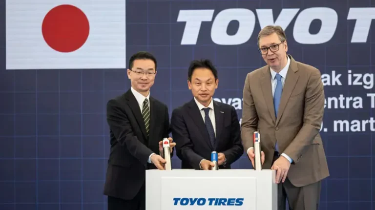From left Atsushi Saito, Chargé d’Affaires ad interim of Japan to Serbia; Satoru Moriya, Director of TOYO TIRE; President Aleksandar Vučić of the Republic of Serbia.