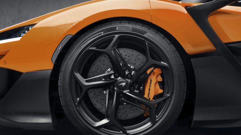Pirelli equips McLaren W1 tIres made from more than 50% bio-based and recycled materials in 2025.