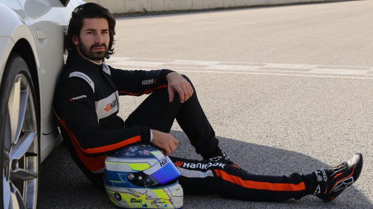 Aleix Alcaraz, subjective test driver at Hankook, leaning against the Porsche 911 Carrera.